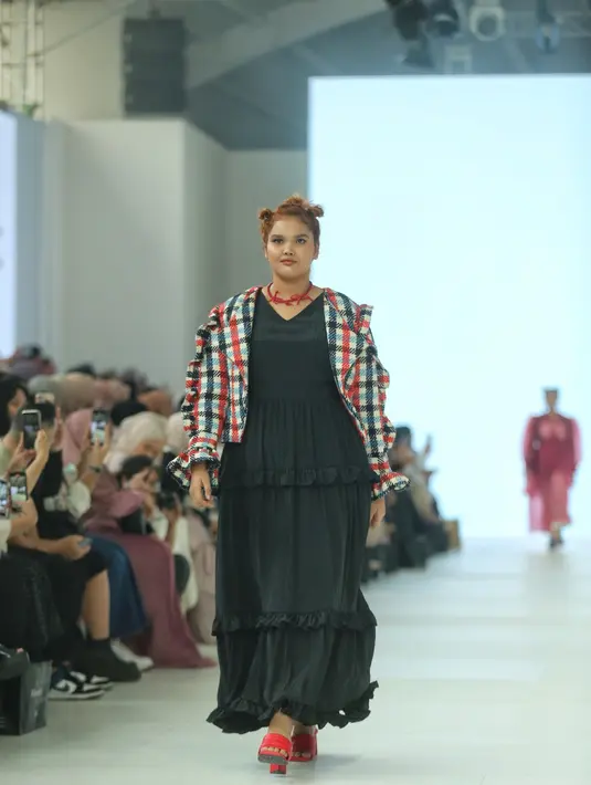 Koleksi ini diperagakan 11 influencer dan lima model plus size dalam di runway JFW pada 28 Oktober 2023. [Dok/Fimela/Adrian Utama P]