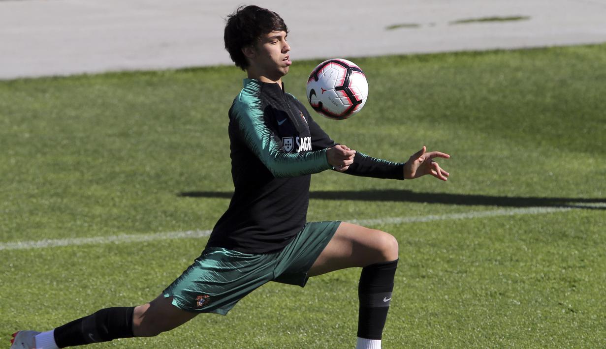 Pemain Portugal, Joao Felix, mengontrol bola saat latihan jelang laga kualifikasi Piala Eropa di Lisbon, Selasa (19/3). Portugal akan berhadapan dengan Ukraina. (AP/Armando Franca)