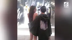 Seorang bocah berusia 10 tahun membuat geger warganet Thailand. Ia terlihat berpacaran dengan seorang wanita seksi.