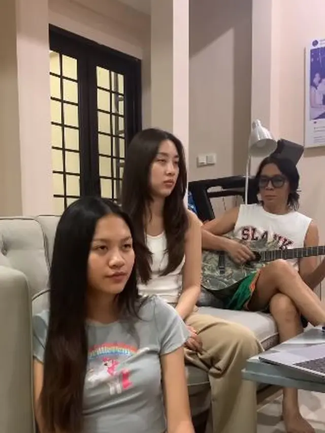 6 Potret Keakraban Bimbim Slank dan 2 Anak Gadisnya, Sebut Musik Dinasti
