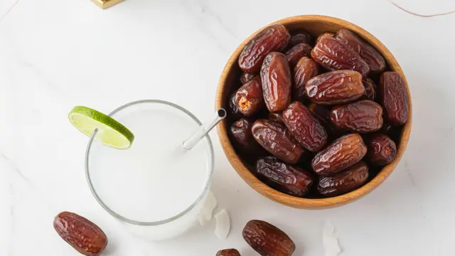 Air Kelapa atau Kurma yang Bagus untuk Buka Puasa. AI