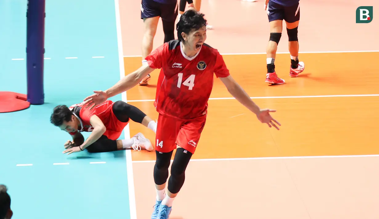 Serve Farhan Halim mampu dikembalikan pemain Kamboja. Setelah sempat dua kali menerima serangan dari Kamboja, spike dari Fahri Septian akhirnya memberi poin ke-4 bagi tim bola voli putra Indonesia. 4-0 untuk Indonesia. (Bola.com/Abdul Aziz)