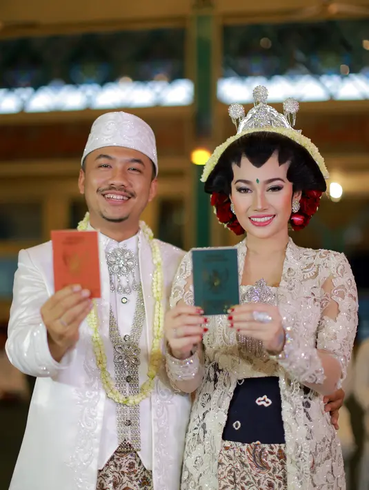 Bahkan sebelum keduanya menikah, Arie dan Ratu Felisha masih sempat beberes rumah baru yang akan mereka tempati. (Adrian Putra/Bintang.com)