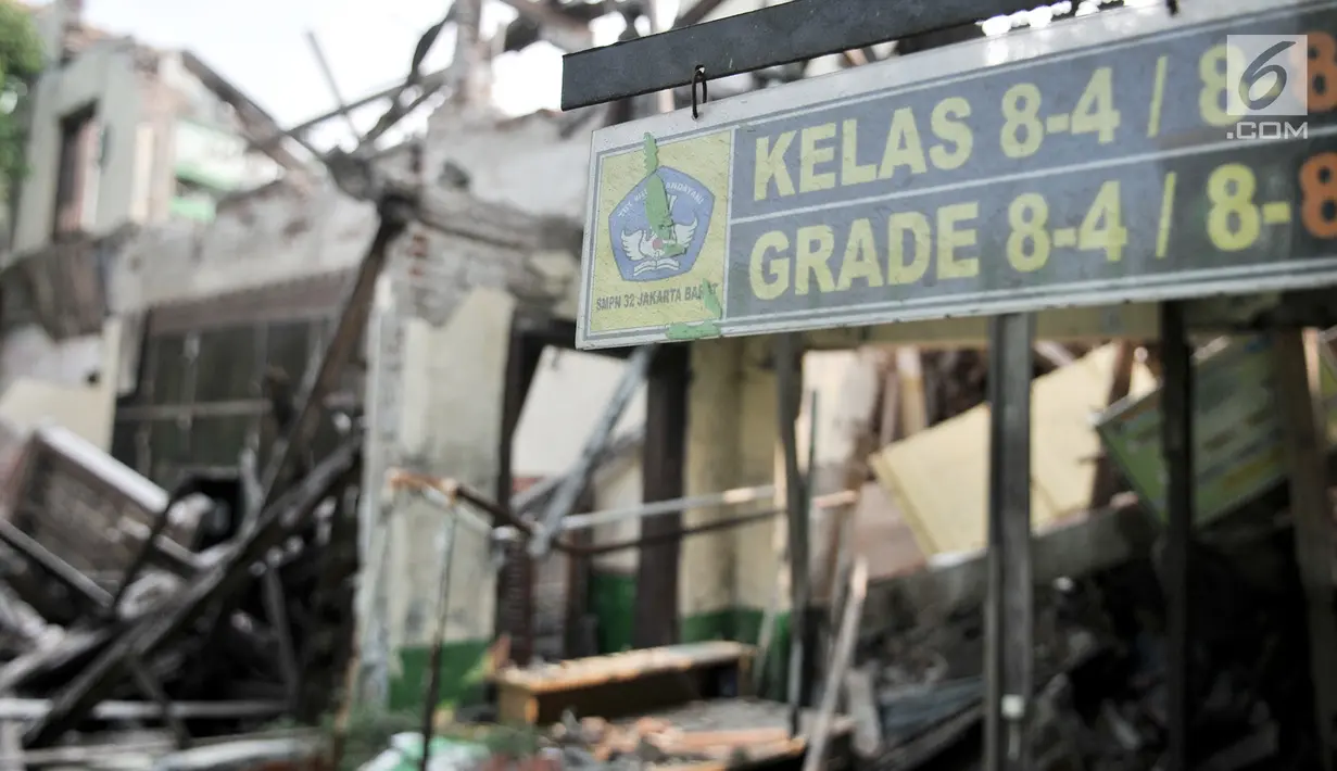 Kondisi bangunan yang ambruk di SMP Negeri 32, Pejagalan, Tambora, Jakarta, Selasa (14/8). Akibat dari ambruknya bangunan tersebut para siswa menumpang di SMPN 159 yang lokasinya jauh dari SMPN 32. (Merdeka.com/ Iqbal S. Nugroho)