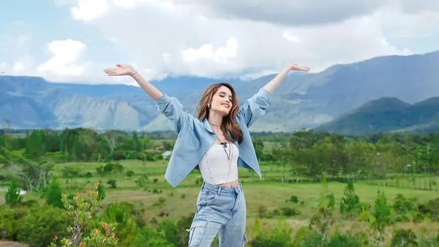 6 Gaya Cinta Laura Kunjungi Wamena, Jajal Baju Adat Papua