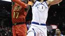 Aksi pemain Atlanta Hawks, Dennis Schroder #17 memasukan bola saat diadang pemain Warriors, JaVale McGee pada laga NBA basketball game  di Philips Arena, Atlanta, (2/3/2018). Warriors menang 114-109. (AP/John Amis)