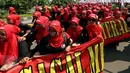 Massa buruh dan pekerja dari berbagai daerah membentangkan spanduk dalam peringatan May Day atau Hari Buruh Internasional di Jalan MH Thamrin, Jakarta, Senin (1/5). Massa buruh berjalan sambil membawa poster-poster tuntutan. (Liputan6.com/Johan Tallo)