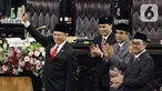 Ketua MPR RI periode 2019-2024 Bambang Soesatyo mengangkat palu saat Rapat Paripurna MPR di kompleks parlemen, Jakarta, Kamis (3/10/2019). Bambang Soesatyo menjadi Ketua MPR secara aklamasi setelah Fraksi Gerindra di MPR menyatakan sepakat mendukung mantan Ketua DPR. (Liputan6.com/Johan Tallo)