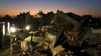 Bangunan apartemen 17 lantai yang runtuh akibat gempat Taiwan. (Reuters)