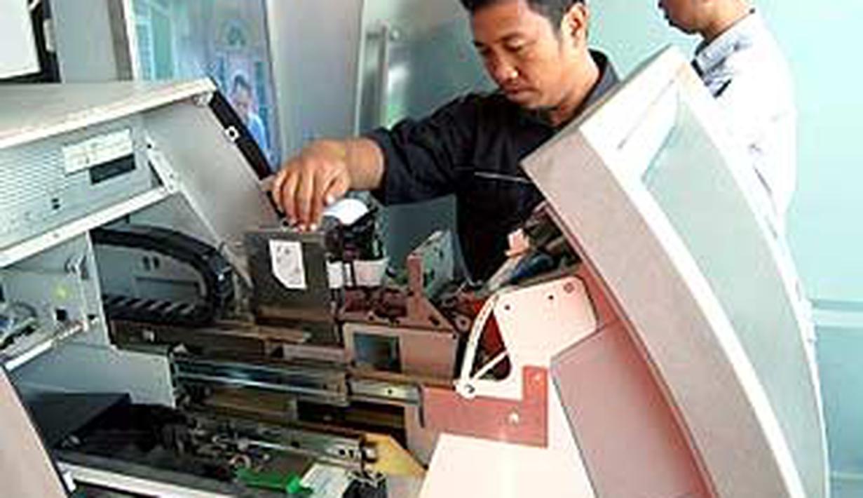 Dua Teknisi Anjungan Tunai Mandiri Atm Bank Mandiri Cabang Tangerang Kota Memeriksa Kondisi Terakhir Atm Di Jalan Daan Mogot Tangerang Antara Foto Liputan6 Com