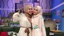 Kompak tampil dengan berhijab bareng Lesty Kejora, Aulia tampil cantik dengan gamis berwarna merah muda serta hijab dengan warna senada.(Liputan6.com/IG/@da4_aulia)