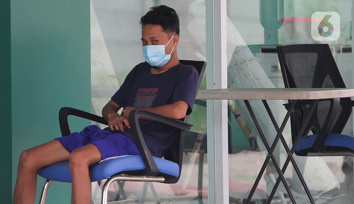 17/2/2022). Kasus positif COVID-19 di Kota Tangerang terus mengalami penurunan kasus dari 2000 kasus perhari menjadi 1000 kasus perhari. (merdeka.com/Arie Basuki)