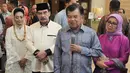 Wapres Jusuf Kalla bersama ibu Mufidah Kalla menghadiri undangan syukuran mantan ketua Komisi Pemberantasan Korupsi (KPK) Antasari Azhar, Tanggerang Selatan, Sabtu (26/11). (Liputan6.com/Yoppy Renato)