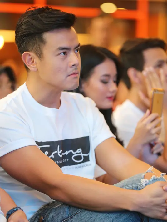 “Saya memerankan sosok 3 periode. Masa SMA, kuliah, dan kerja. Jadi ada transformasinya.  Saya  setiap hari harus keramas tiga sampai lima kali. Keramas keringin lagi lalu pakai pomade, terus begitu dan itu cape lho,” kata Dion Wiyoko, Senin (25/9/2017). 