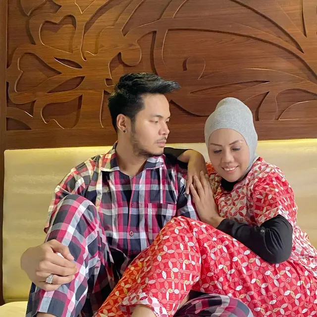 7 Potret Kemesraan Elly Sugigi dengan Aher yang Kabarnya Sedang Honeymoon