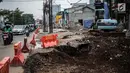 Sejumlah kendaraan melintas di samping proyek pelebaran ruas Jalan Pangeran Antasari, Jakarta, Kamis (8/11). Pelebaran ini untuk mengantisipasi kemacetan setelah dioperasikannya Tol Depok-Antasari. (Liputan6.com/Faizal Fanani)