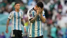 Pemain Argentina Lionel Messi bereaksi setelah kehilangan peluang saat melawan Arab Saudi pada pertandingan sepak bola Grup C Piala Dunia 2022 di Stadion Lusail, Lusail, Qatar, Selasa (22/11/2022). Arab Saudi mengalahkan Argentina dengan skor 2-1. (AP Photo/Ebrahim Noroozi)