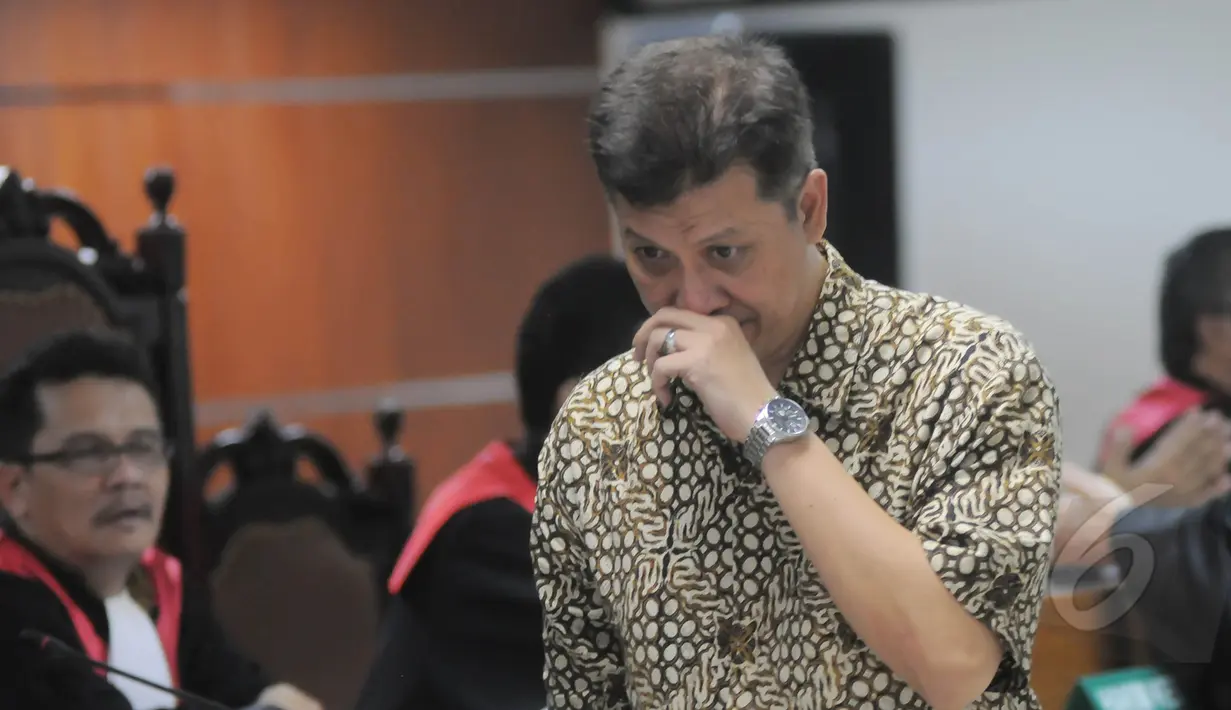 Terdakwa kasus TransJakarta Drajad Adhyaksa menjalani sidang pembacaan vonis di Pengadilan Tipikor, Jakarta, Jumat (6/3). Drajad divonis 5 tahun penjara dan denda Rp 250 juta atas kasus pengadaan bus Transjakarta tahun 2013. (Liputan6.com/Herman Zakharia)