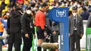 Wasit Wilmar Roldan memeriksa layar VAR saat pertandingan antara Ekuador dan Brasil pada Kualifikasi Piala Dunia 2022 di Stadion Casa Blanca, Quito, Ekuador, 27 Januari 2022. Pertandingan berakhir imbang 1-1. (Rodrigo Buendia/Pool via AP)