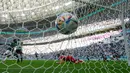 Pemain Arab Saudi Saleh Al-Shehri mencetak gol ke gawang Argentina pada pertandingan sepak bola Grup C Piala Dunia 2022 di Stadion Lusail, Lusail, Qatar, Selasa (22/11/2022). Arab Saudi mengalahkan Argentina dengan skor 2-1. (AP Photo/Ricardo Mazalan)