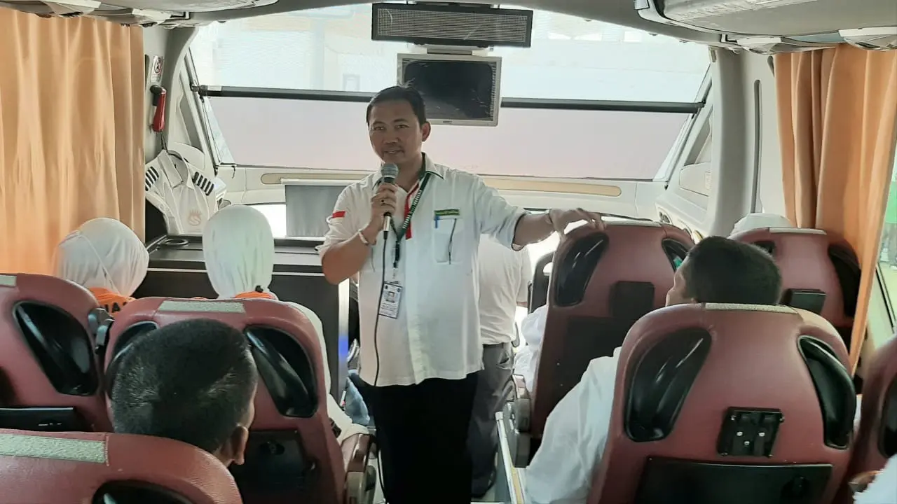 Transportasi Bandara Jeddah-Madinah, Zaenal Muttaqin Arifin di dalam bus jemaah haji Indonesia. Darmawan/MCH