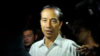 Jokowi berhasil ditemui di rumah dinasnya, Jumat (14/03/14) saat akan menghadiri rapat tertutup. Namun, ia meminta pada media untuk tidak diikuti (Liputan6.com/Johan Tallo)
