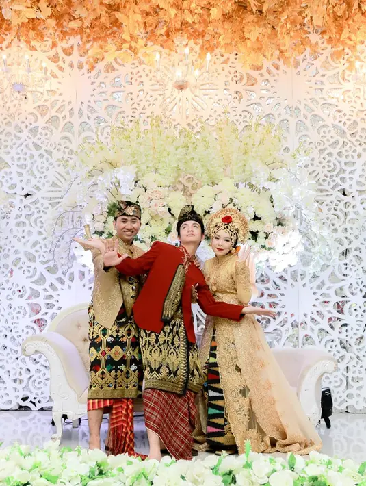 Ternyata Angga Yunanda menggunakan baju adat merah tersebut untuk menghadiri sebuah acara pernikahan. (Sumber: IG/@anggayunandareal16)
