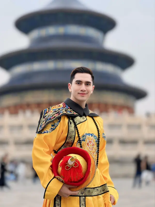 Bak Anggota Kerajaan, Ini 7 Potret Verrell Bramasta di Temple of Heavens