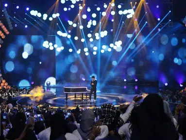 Aksi panggung Aliando Syarief saat tampil di The Biggest Concert di Studio 6 Emtek City, Jakarta, Rabu (26/10). The Biggest Concert  Aliando Syarief bertemakan "Magicaliando". (Liputan6.com/Herman Zakharia)
