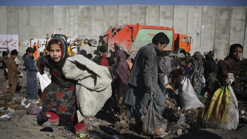 Menengok Anak-Anak Afghanistan di Tempat Pembuangan Sampah