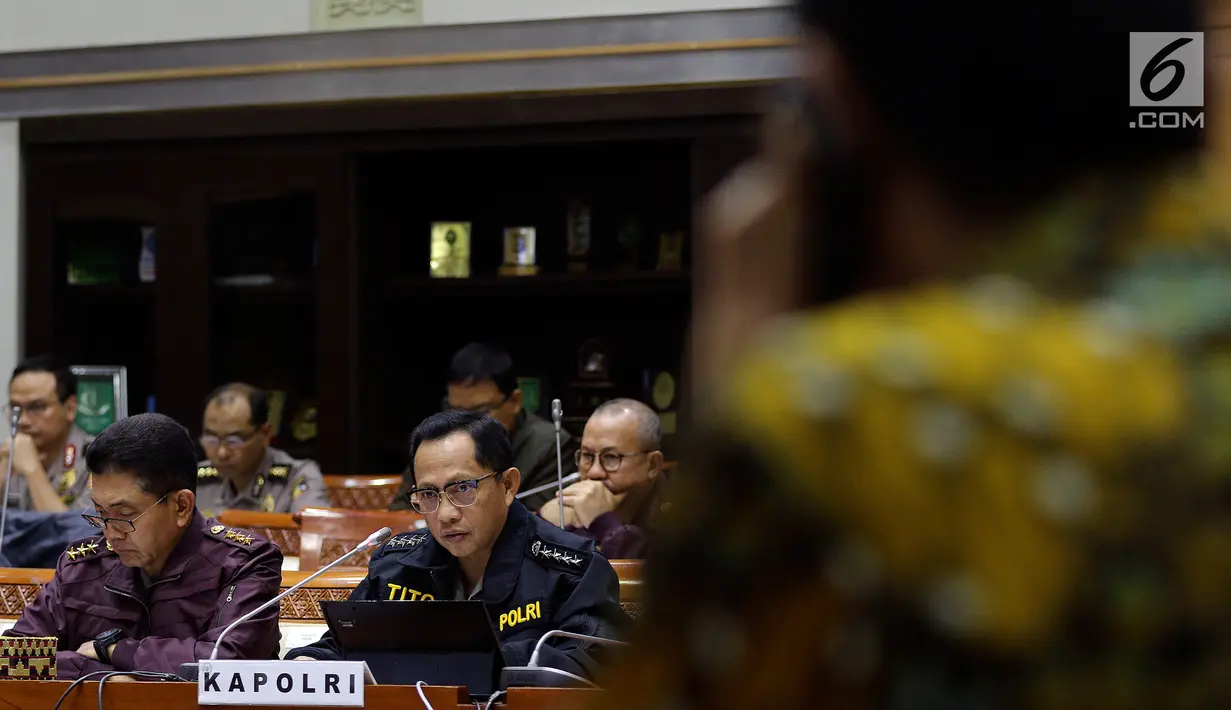 Kapolri Jenderal Pol Tito Karnavian mengikuti raker dengan Komisi III DPR di Gedung Nusantara II, Jakarta, Selasa (5/6). Rapat membahas Rencana Kerja Pemerintah Kementerian/Lembaga (RKP K/L) Tahun 2018 dan sejumlah isu aktual. (Liputan6.com/Johan Tallo)
