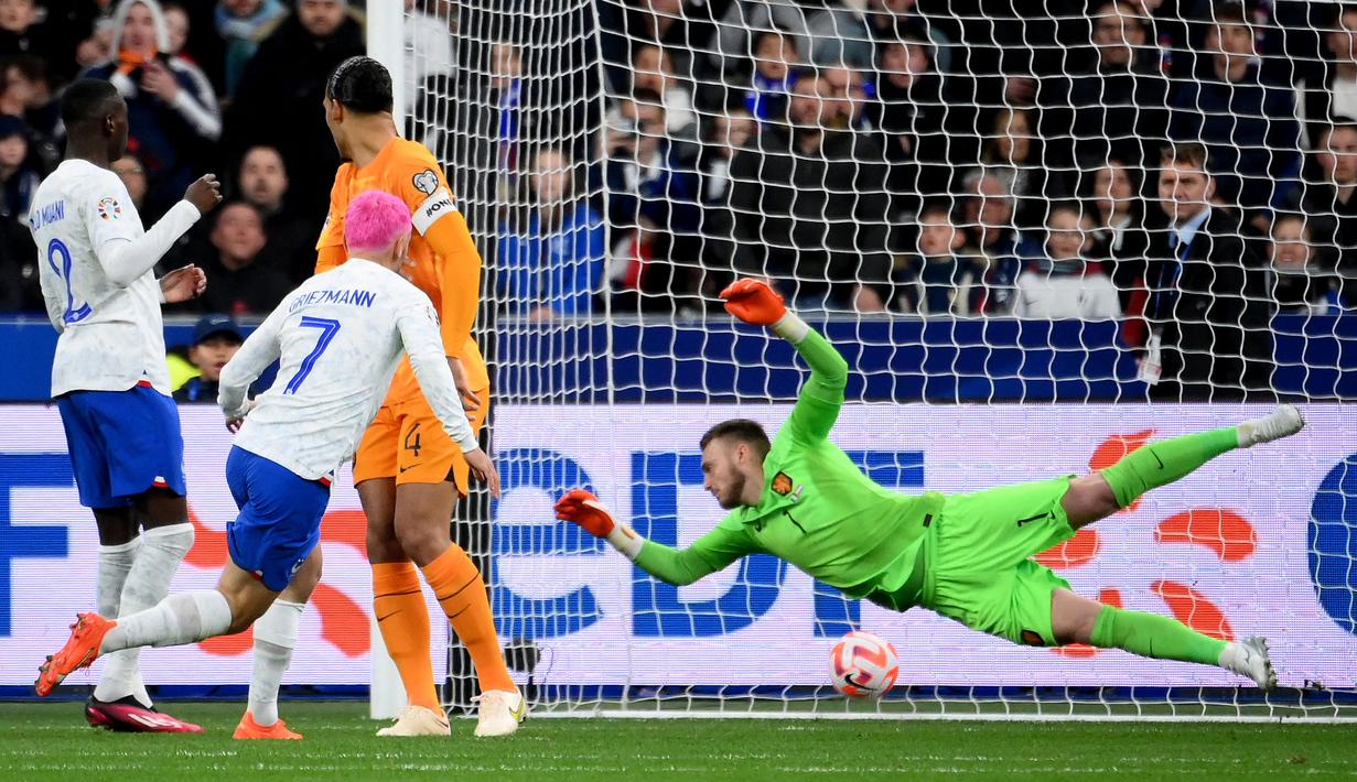 Pemain Timnas Prancis, Antoine Griezmann (kiri kedua) mencetak gol ke gawang Timnas Belanda pada laga Grup B Kualifikasi Euro 2024 melawan yang berlangsung di Stade de France, Sabtu (25/03/2023) WIB. Les Bleus menang dengan skor 4-0. (AFP/Franck Fife)