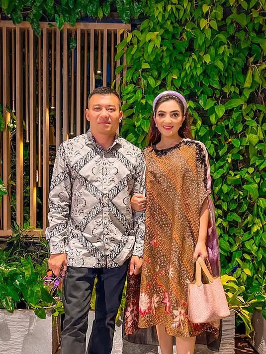 Anang Hermansyah mengenakan kemeja lengan panjang motif batik, sementara itu Ashanty dengan midi dress dipadukan heels. [@ashanty_ash]