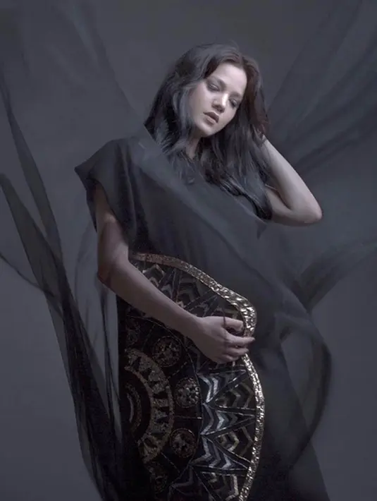 Dalam foto yang dibagikan ke Instagram, tidak terlihat seluruh wajah putri cantiknya. Putri mungil itu masih terlihat kemerahan. Banyak netizen penasaran dengan wajah bidadarinya. (Instagram/alicenorin)