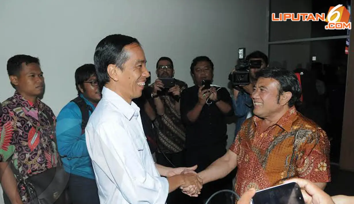 Jokowi pun menyempatkan diri untuk berbincang dan sedikit bercanda dengan artis yang akrab disapa Bang Haji tersebut (Liputan6.com/Herman Zakharia) 