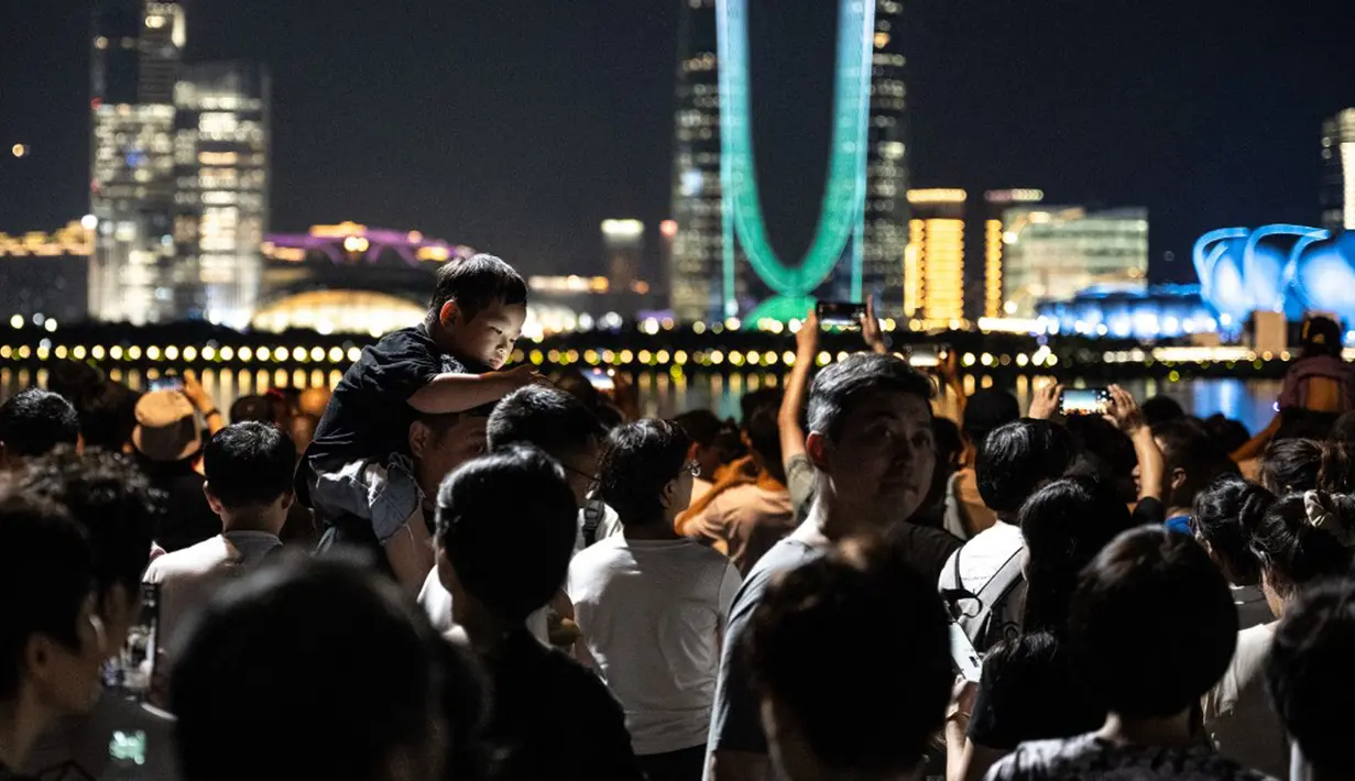 Pemerintah China memang mempersiapkan stadion itu untuk bisa menampung sampai 80 ribu penonton. Kita pun bisa menemukan kumpulan bunga teratai di tepian danau 'West Lake', yang mengelilingi Hangzhou Olympic Sports Centre Stadium. (Philip FONG/AFP)