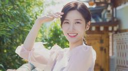 Gunakan busana berwarna putih, penampilan Park Eun Bin satu ini pun begitu manis. Dirinya juga terlihat menggunakan makeup natural serta rambut yang diikat sederhana. (Liputan6.com/IG/@eunbining0904)