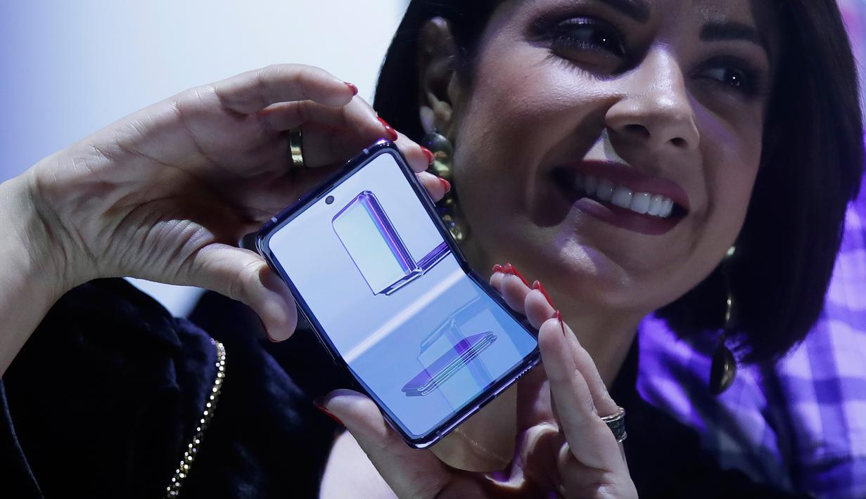 Pengunjung memegang Samsung Galaxy Z Flip yang ditampilkan pada acara Unpacked 2020 di San Francisco, Selasa (11/2/2020). Mengusung layar berukuran 6,7 inci dan beresolusi 1080 x 2636 piksel, Samsung juga mengunggulkan layar sekunder berukuran 1,1 inci di bagian depan perangkat. (AP/Jeff Chiu)