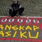 Aktivis dari Indonesia Corruption Watch (ICW) menggunakan topeng Harun Masiku di depan gedung Merah Putih Komisi Pemberantasan Korupsi (KPK), Jakarta, Senin (15/1/2024). (Liputan6.com/Herman Zakharia)