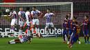 Striker Barcelona, Lionel Messi, melepaskan tendangan bebas ke gawang Real Valladolid pada laga Liga Spanyol di Stadion Camp Nou, Selasa (6/4/2021). Barcelona menang dengan skor 1-0. (AP Photo/Joan Monfort)