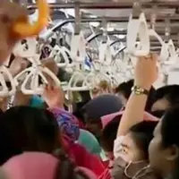 Kepadatan penumpang kereta commuter line terasa saat jam-jam sibuk, yaitu jam berangkat dan pulang kerja. (Liputan 6 SCTV)
