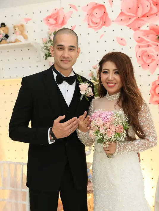 Sebelum menikah dengan Lee, Okan memang pernah mengalami kegagalan dalam berumah tangga. Selama lima tahun, Okan menikah dengan Viviane Tjeuw, dan mengakhirinya pada tahun 2015 silam. (Nurwahyunan/Bintang.com)