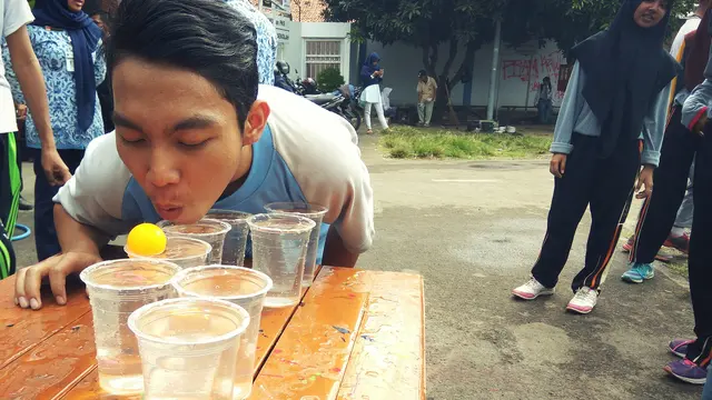 Siswa Baru Tegal Bebas dari Pelonco dengan Sepak Bola Egrang