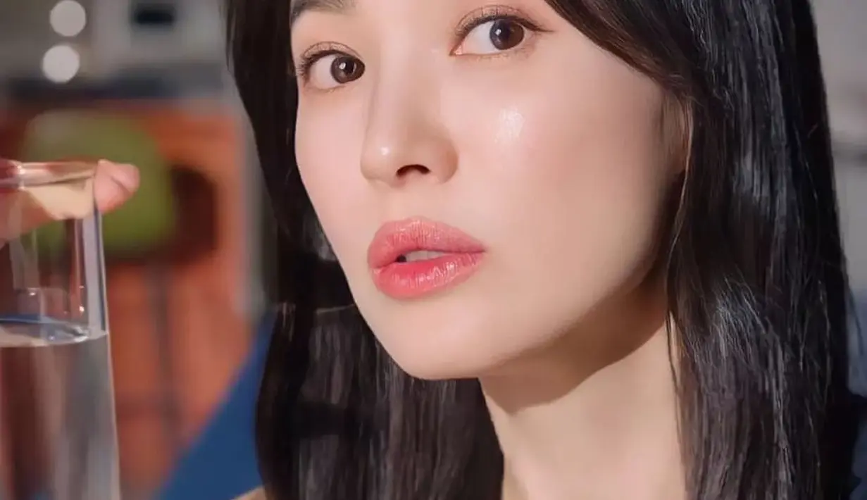 Dilihat secara close up pun Song Hye Kyo tampak tak mengenakan riasan wajah yang berlebihan. Winged-eyeliner tipis dan bibir dengan sedikit sentuhan rona merah muda yang pas menyatu dengan kulit sehatnya yang putih. Foto: Instagram.