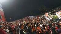 Ribuan The Jakmania mendukung Persija di Stadion I Wayan Dipta, Gianyar, Minggu (2/12/2018). (Bola.com/Benediktus Gerendo Pradigdo)