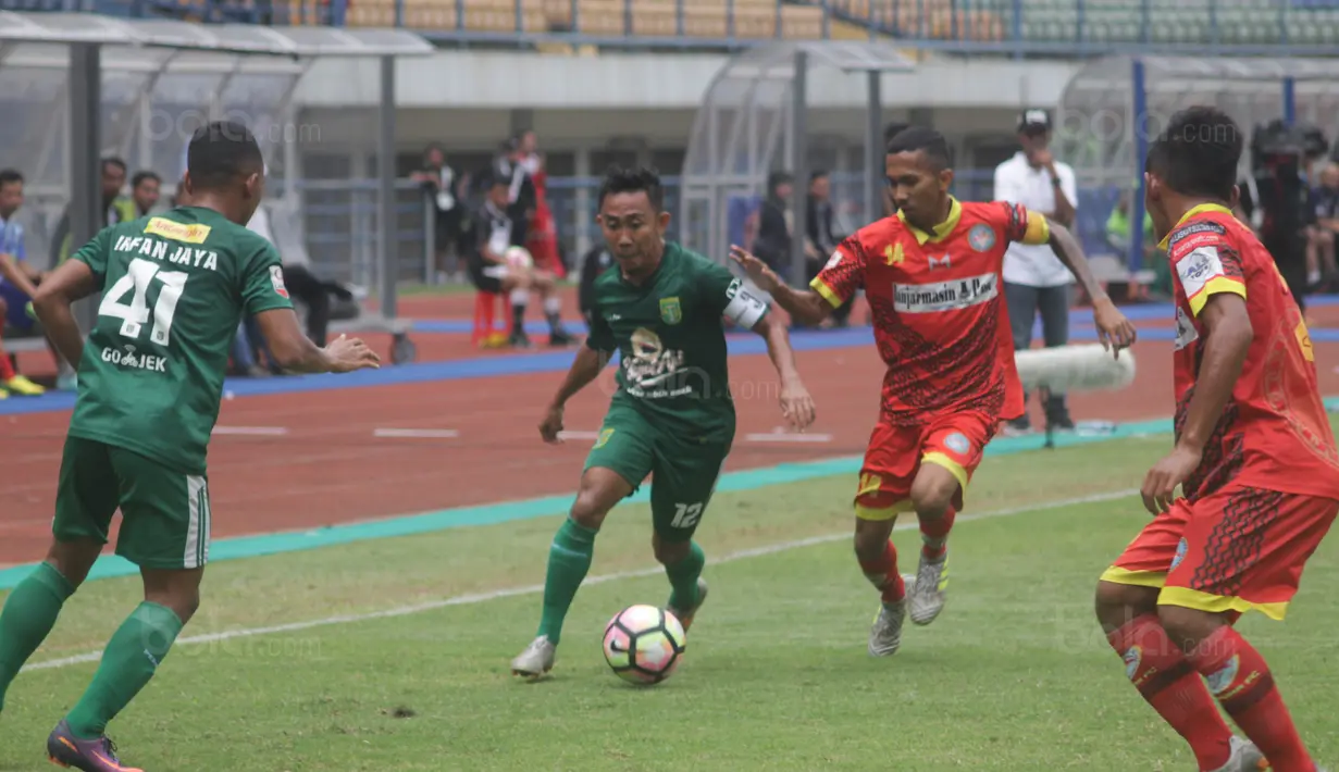 Gelandang Persebaya, Rendi Saputra, berusaha melewati gelandang Martapura FC, Gideon Huwae, pada laga semifinal Liga 2 2017 di Stadion GBLA, Bandung, Sabtu (25/11/2017). Persebaya menang 3-1 atas Martapura FC. (Bola.com/Ronald Seger)