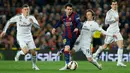 Penyerang Barcelona, Lionel Messi (kedua dari kiri) berusaha melewati dua pemain Real Madrid pada laga Liga Spanyol di Stadion Nou Camp, Senin (23/3/2015). Barcelona Menang 2-1 atas Real Madrid. (Reuters/Albert Gea)