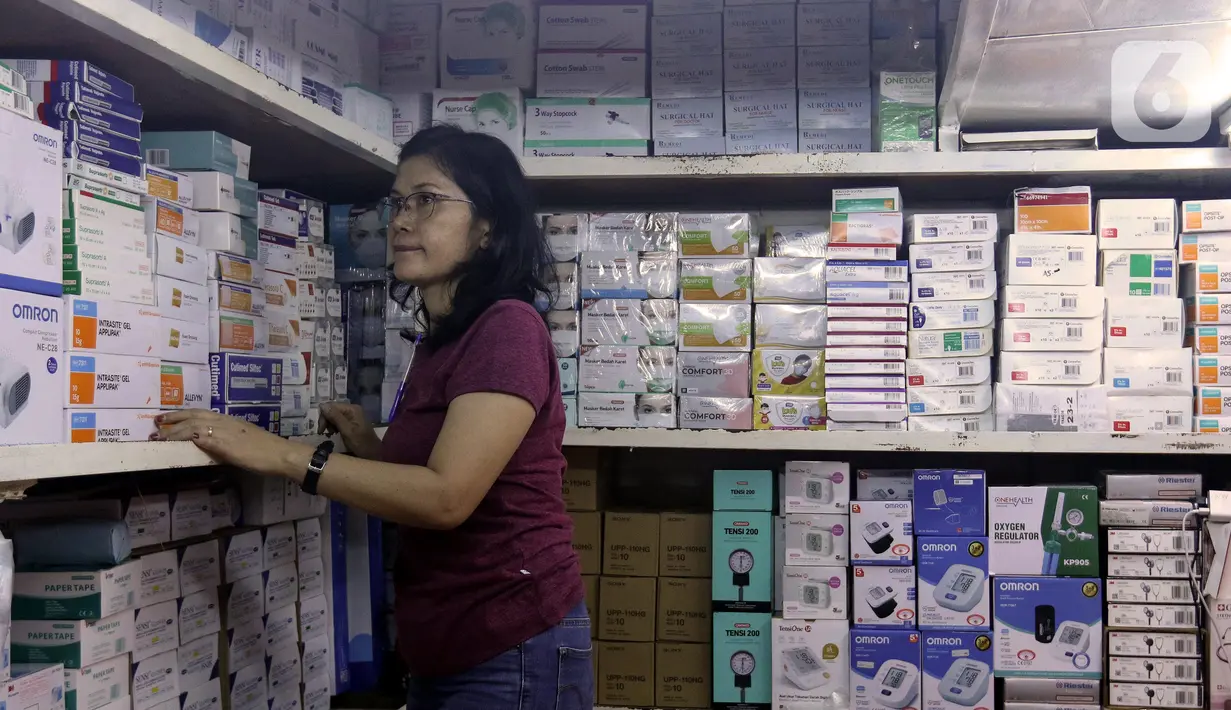 Presiden Joko Widodo (Jokowi) meminta Menteri Kesehatan Budi Gunadi Sadikin untuk merumuskan kebijakan supaya harga alat kesehatan dan obat bisa murah dan terjangkau. (Liputan6.com/Herman Zakharia)