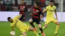 Gelandang Leverkusen, Robbie Kruse, berebut bola dengan gelandang Villarreal, Antonio Rukavina, pada laga leg kedua babak 16 besar Liga Europa di Stadion BayArena, Jerman, Jumat (18/3/2016) dini hari WIB. (AFP/Patrik Stollarz)