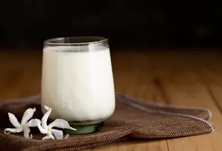 Kandungan air kelapa muda juga memberikan cita rasa yang menyegarkan dan nyaman dinikmati sebagai hidangan berbuka. (Foto/dok: Freepik/jcomp)